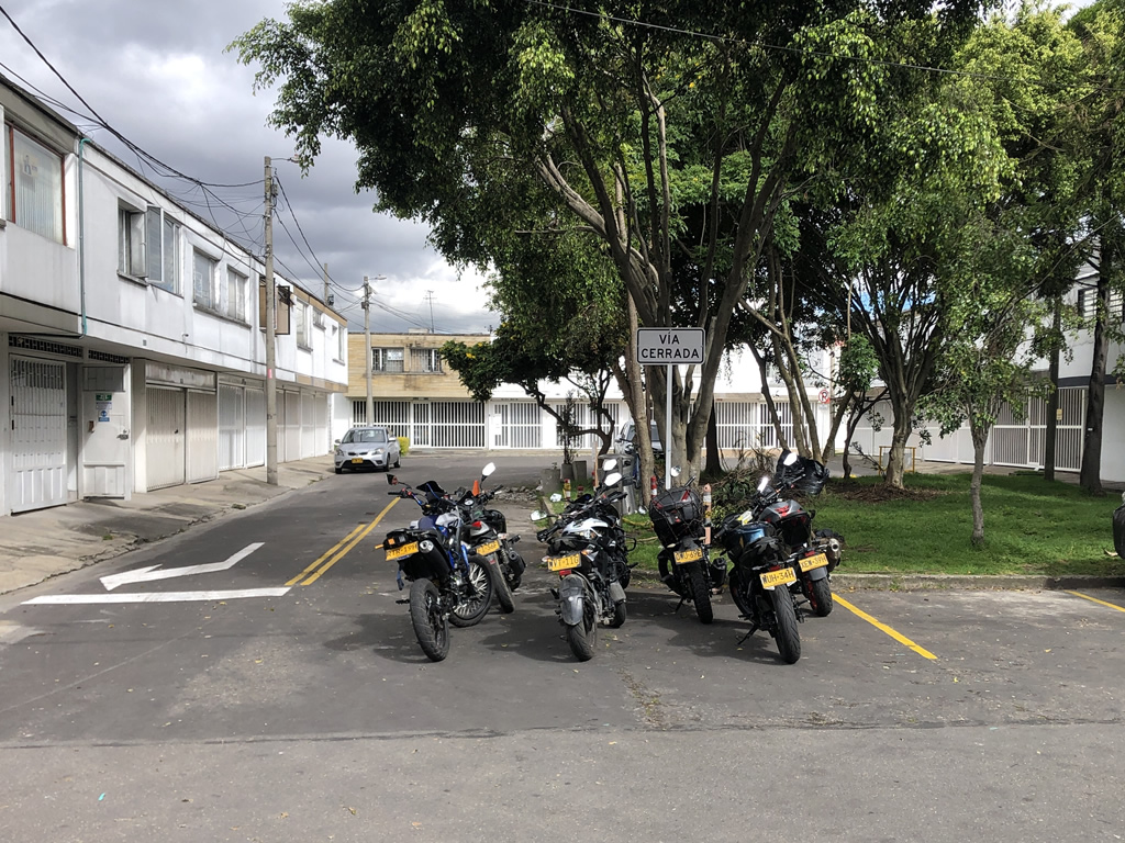 Motos bloqueando esquina Polo Club